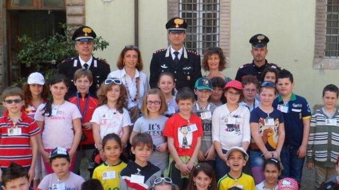 La scuola primaria De Amicis in visita alla caserma di Lucca