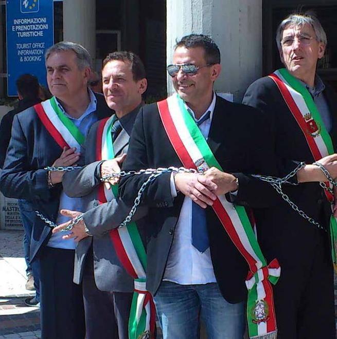 Piccoli Comuni tartassati i sindaci si incatenano 
