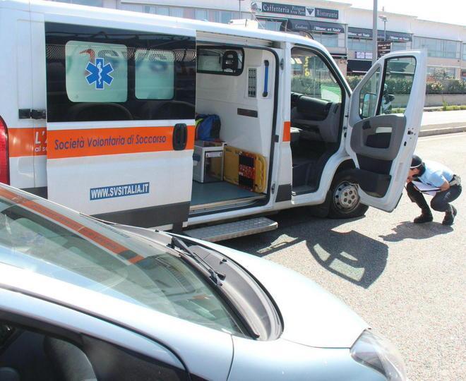 Tamponamento con l’ambulanza, due feriti e traffico rallentato