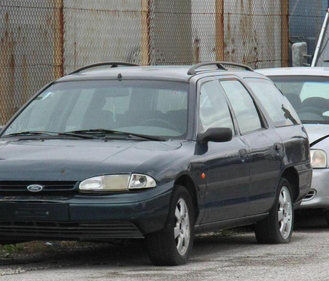 C’è una strada piena di auto fantasma 