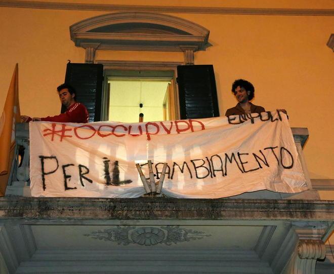 I giovani Pd occupano via Fabiani 