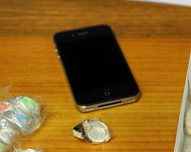 Finge di vendergli un iPhone e gli rifila succhi di frutta 