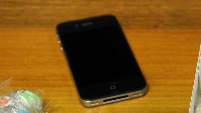 Finge di vendergli un iPhone e gli rifila succhi di frutta