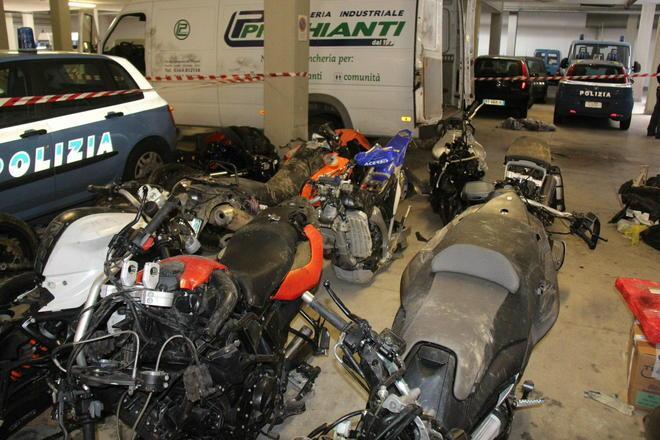 Un magazzino di moto rubate nascosto dentro al furgone 