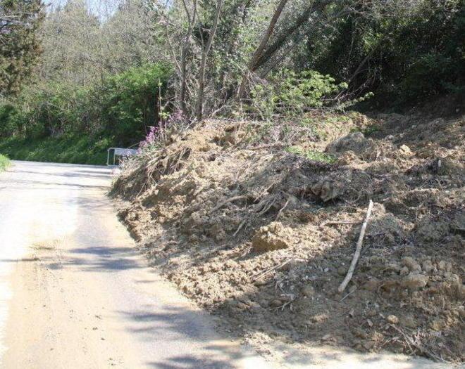 Slalom tra le frane sulla strada chiusa: il divieto è ignorato 