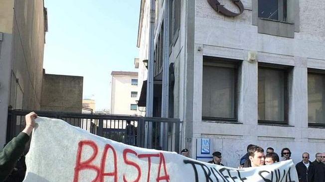 Manifestazione di Occupy Pisa davanti all’Inps