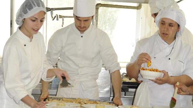 Tanta gente al pranzo all’alberghiero