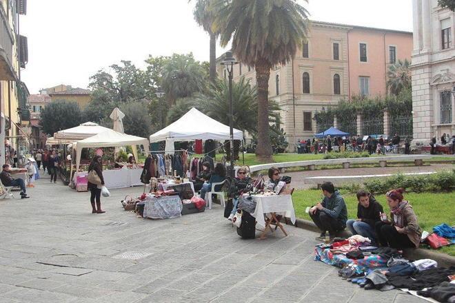 In centinaia al mercatino del riuso in piazza Dante 