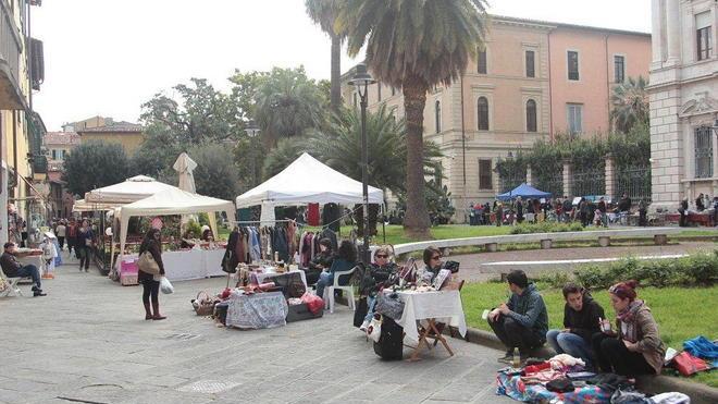 In centinaia al mercatino del riuso in piazza Dante