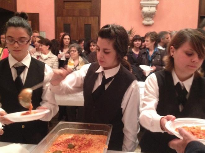 Un pieno di solidarietà al teatro Verdi 