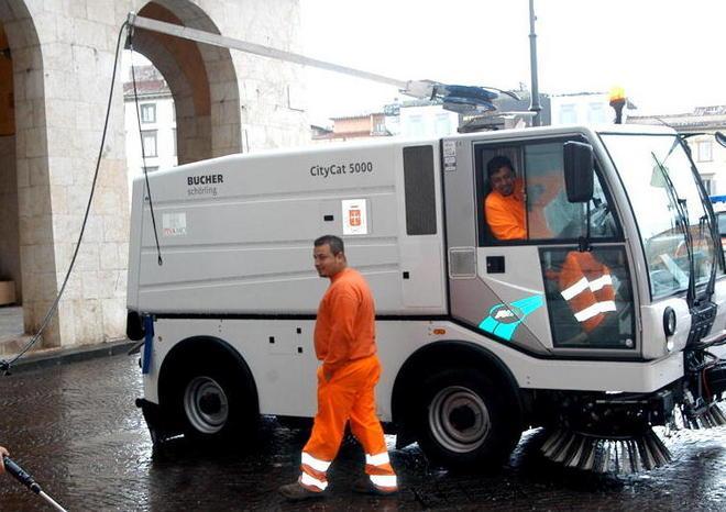 Spazzamento delle strade anche con le auto in sosta 