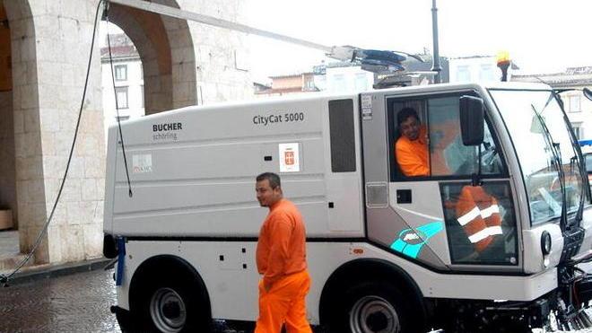 Spazzamento delle strade anche con le auto in sosta