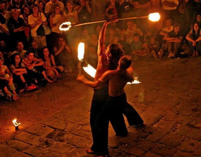 Acrobati e giocolieri al festival di strada