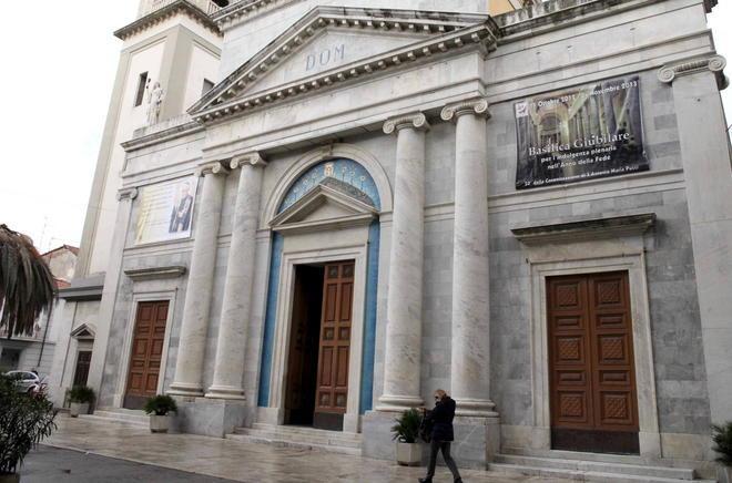 Rubava le elemosine in chiesa 