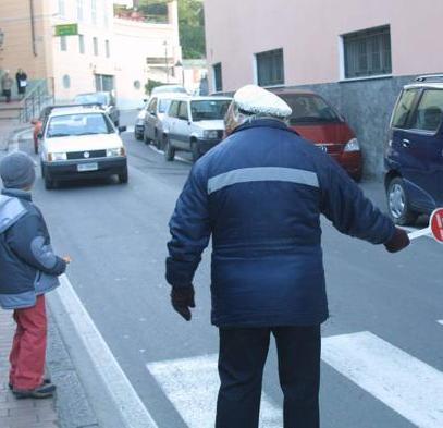 Nonni-vigili davanti alle scuole 