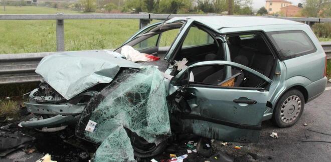 Scontro frontale all’alba gravi i due automobilisti 