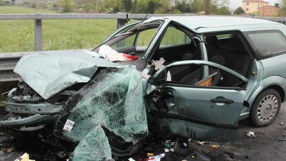 Scontro frontale all’alba gravi i due automobilisti