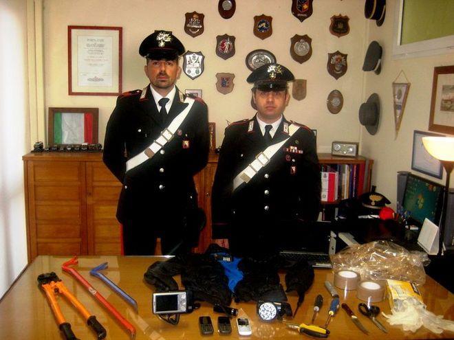 Rapinano tessuti per 150.000 euro in confezione: tre arresti 