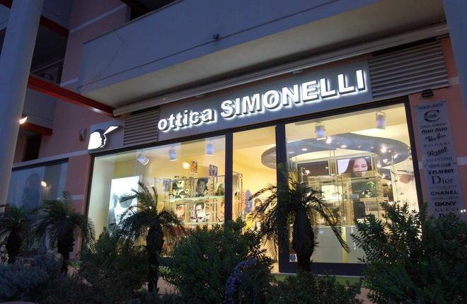 Ladri messi in fuga dall’allarme che sprigiona il fumo 