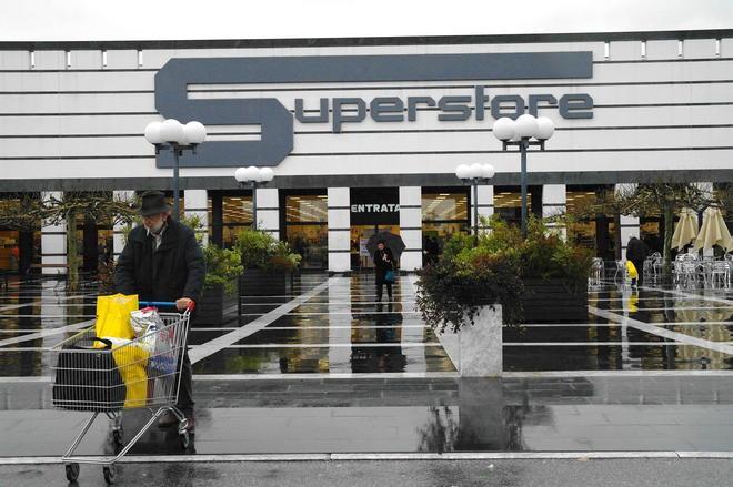 Sorpresa mentre ruba all’Esselunga minaccia di morte il vigilantes che l’ha fermata 