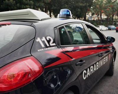 Vende falsi orecchini d’oro spacciandoli per veri: denunciato 
