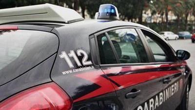 Vende falsi orecchini d’oro spacciandoli per veri: denunciato