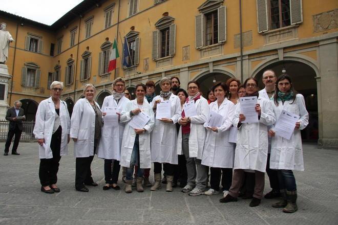 Presidio dei farmacisti davanti al palazzo comunale 