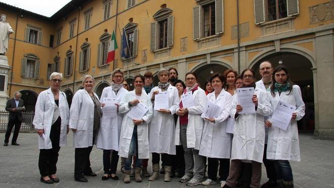 Presidio dei farmacisti davanti al palazzo comunale