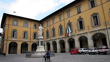 Prato, cinque dipendenti assolti per il concorso in Comune