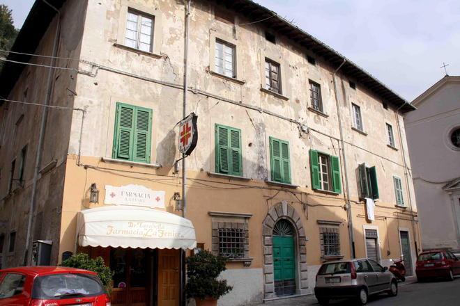 Ruba mezzane di terracotta da Palazzo Rossetti a Seravezza: denunciato 