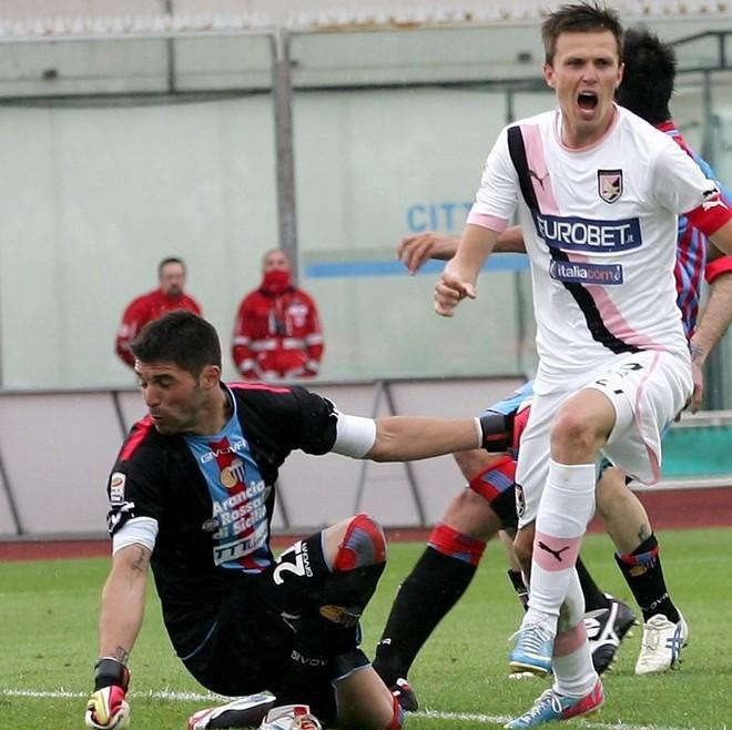 Catania beffato e Palermo miracolato: pareggio all’ultimo secondo, finisce in rissa