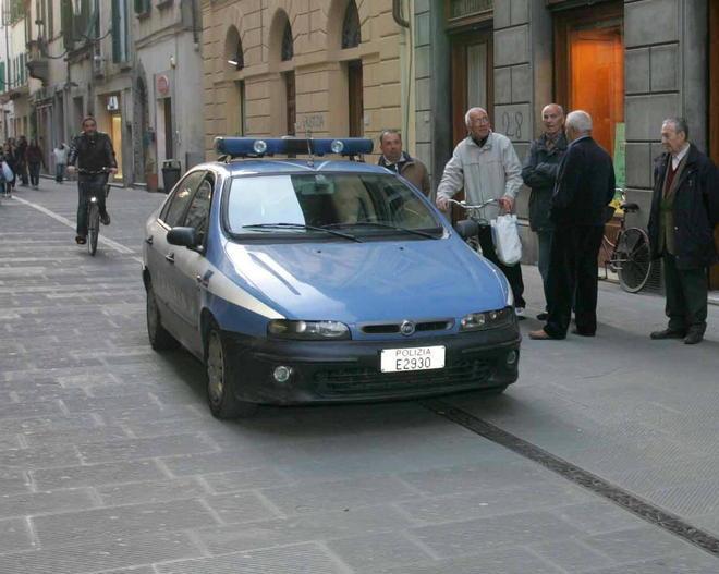 Ruba 800 euro di prodotti in profumeria a Empoli: denunciata 