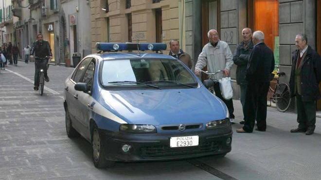 Ruba 800 euro di prodotti in profumeria a Empoli: denunciata