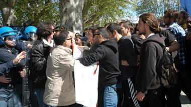 Amato e Profumo contestati al Sant'Anna, la polizia carica: un ferito