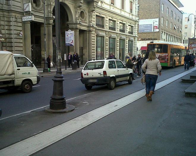 Via Cairoli, auto del Comune parcheggiata sul marciapiede 