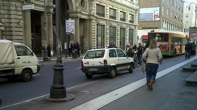 Via Cairoli, auto del Comune parcheggiata sul marciapiede