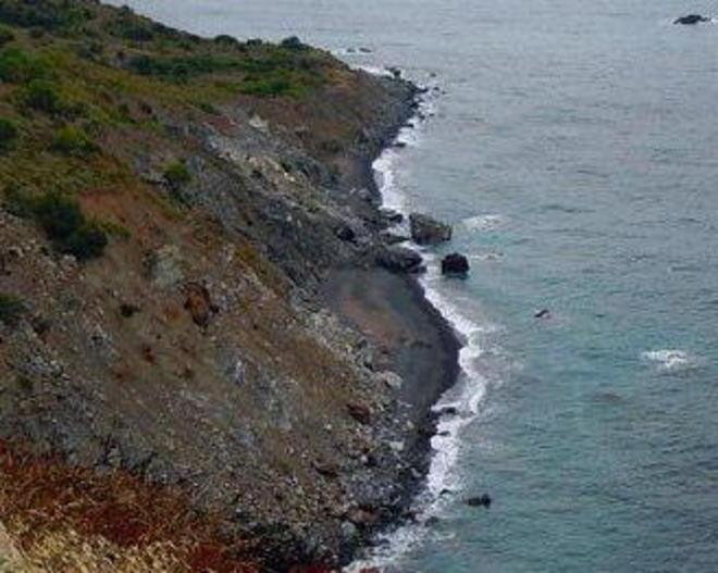 Spiaggia selvaggia, ma spuntano i lettini e gli ombrelloni 