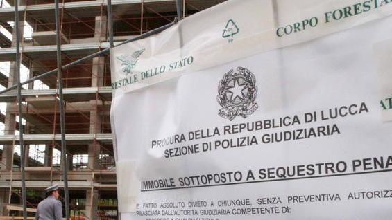 La Procura chiede cinque condanne per gli abusi edilizi all’ex Tropicana