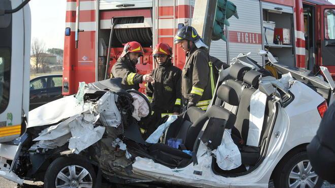 Auto distrutte esposte in piazza Duomo