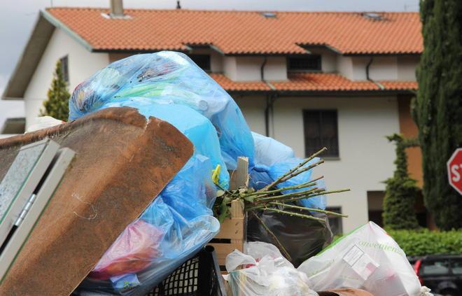 Cassonetti stracolmi, è emergenza rifiuti alle Fontanelle 