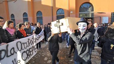 Flash mob al liceo: «La nostra scuola cade a pezzi»