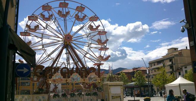 Giostra e ruota panoramica in piazza Risorgimento
