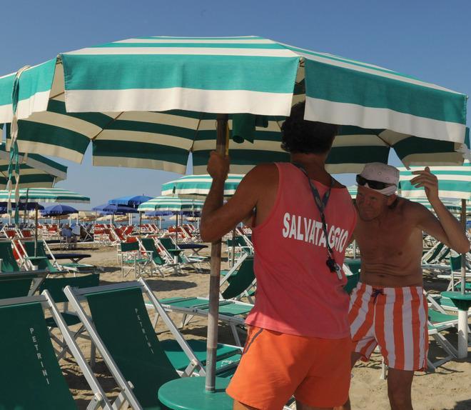 Spiaggia selvaggia, ma spunta il lettino 