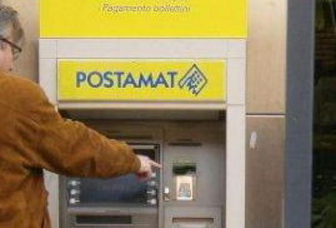 Tentano di clonare un postamat in centro
