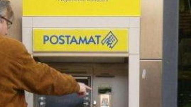 Tentano di clonare un postamat in centro