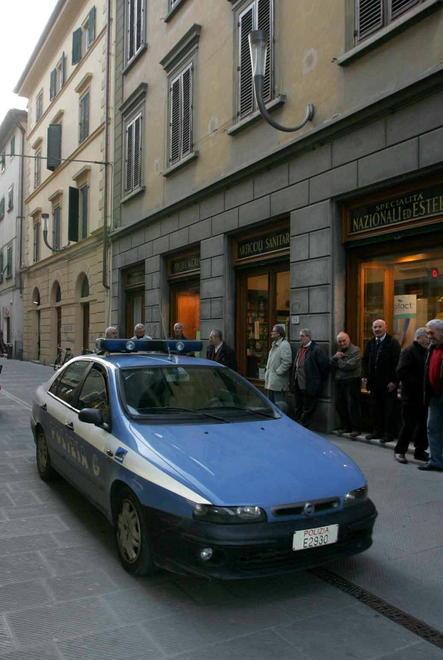 Ragazza di 22 anni incinta ruba cosmetici
