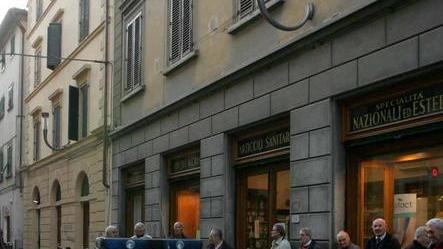 Ragazza di 22 anni incinta ruba cosmetici