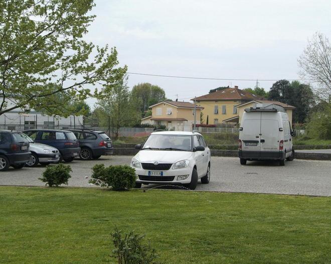 Rubano un’auto, soldi e cellulari ai ciclisti impegnati in corsa 