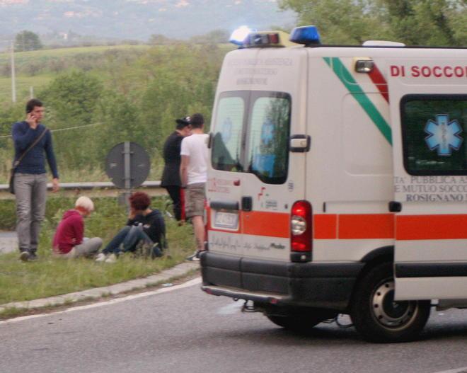 Giovane motociclista grave dopo lo scontro 