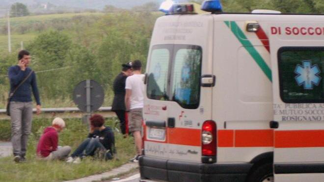 Giovane motociclista grave dopo lo scontro
